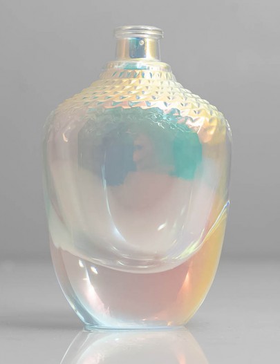 Iridescence-Perfume-bottle-with-iridescent-effect